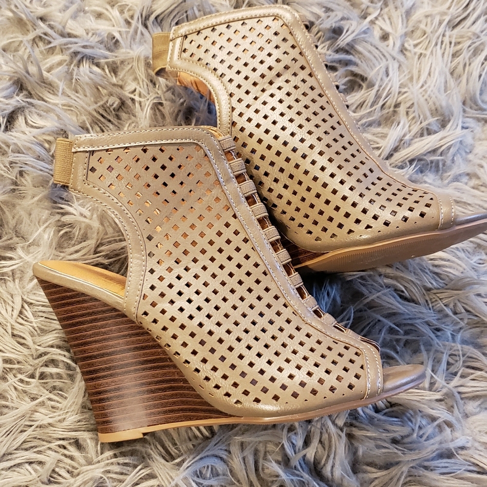 cute tan shoes!